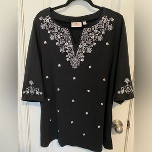 Quacker Factory Split Neck Tunic LIKE NEW Size 1X Black & White Floral